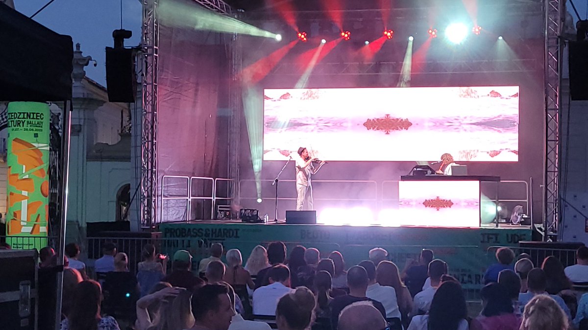 RWisniewski_NCK's tweet photo. Góralskie temperament, klubowe rytmy i elektroniczne brzmienia - #Gooral i #StanisławLeszczyński dali dziś czadu na scenie #DziedziniecKultury. Za tydzień #IfiUde i jej ostatni olśniewajacy album #Ludevo, który zachwycił fanów i krytyków. Widzimy się 12.08 o 20.00! https://t.co/VifyYBd3oS