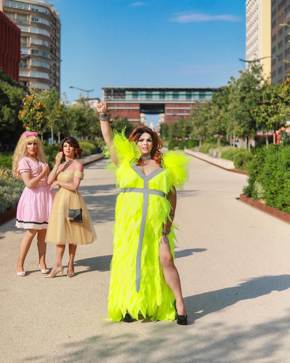 la_lova's tweet photo. Category is France cliché y a pas à dire on sait se faire entendre ! Une robe faite sur mesure,inspiration Gilet Jaune📸@GabinFueyo @DragRace_Fr 
#dragracefrance #giletjaune #macron #manifestation #wig #makup #dragqueen #dragracefrance #revendications  #karllagerferl #lovaladiva https://t.co/ErInGrords