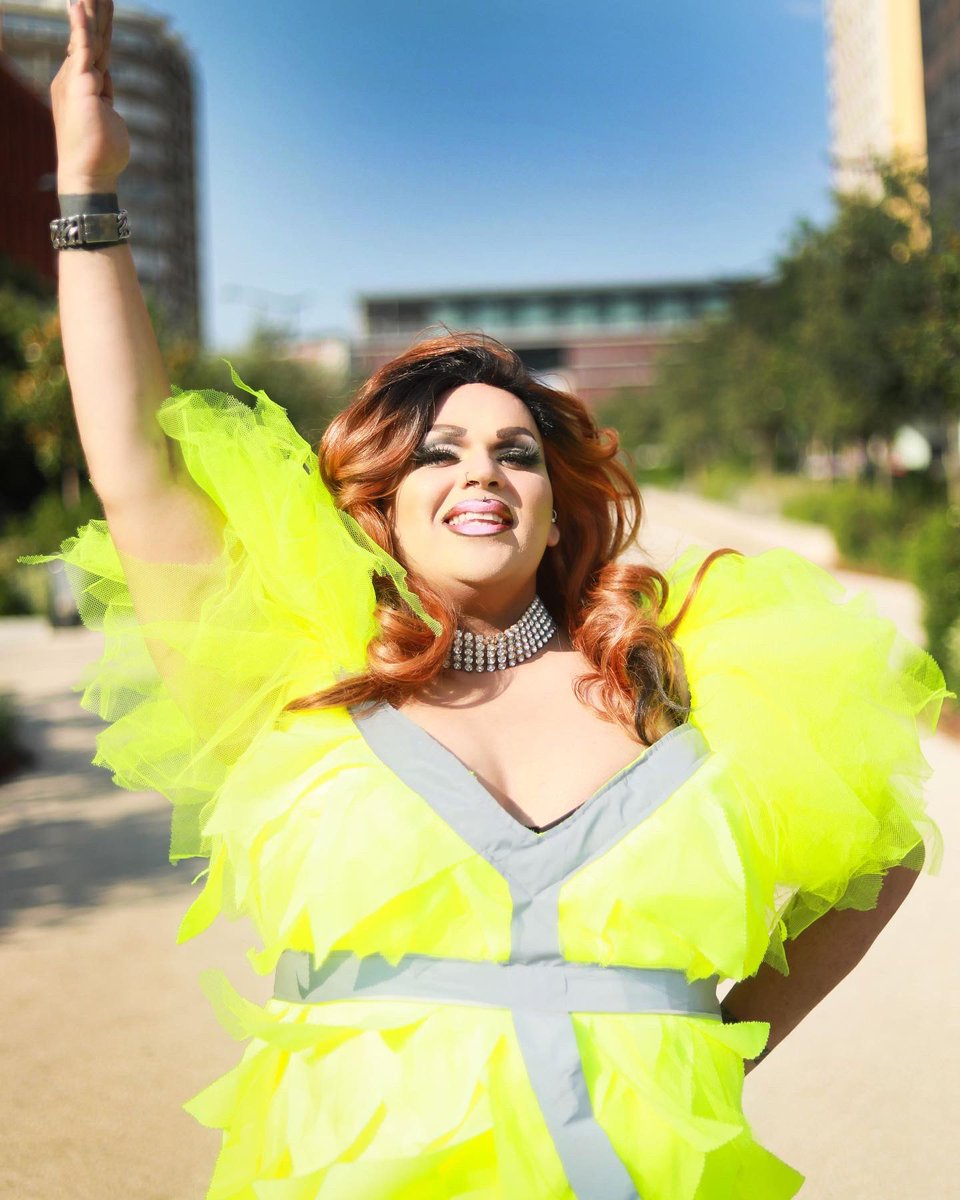 la_lova's tweet photo. Category is France cliché y a pas à dire on sait se faire entendre ! Une robe faite sur mesure,inspiration Gilet Jaune📸@GabinFueyo @DragRace_Fr 
#dragracefrance #giletjaune #macron #manifestation #wig #makup #dragqueen #dragracefrance #revendications  #karllagerferl #lovaladiva https://t.co/ErInGrords