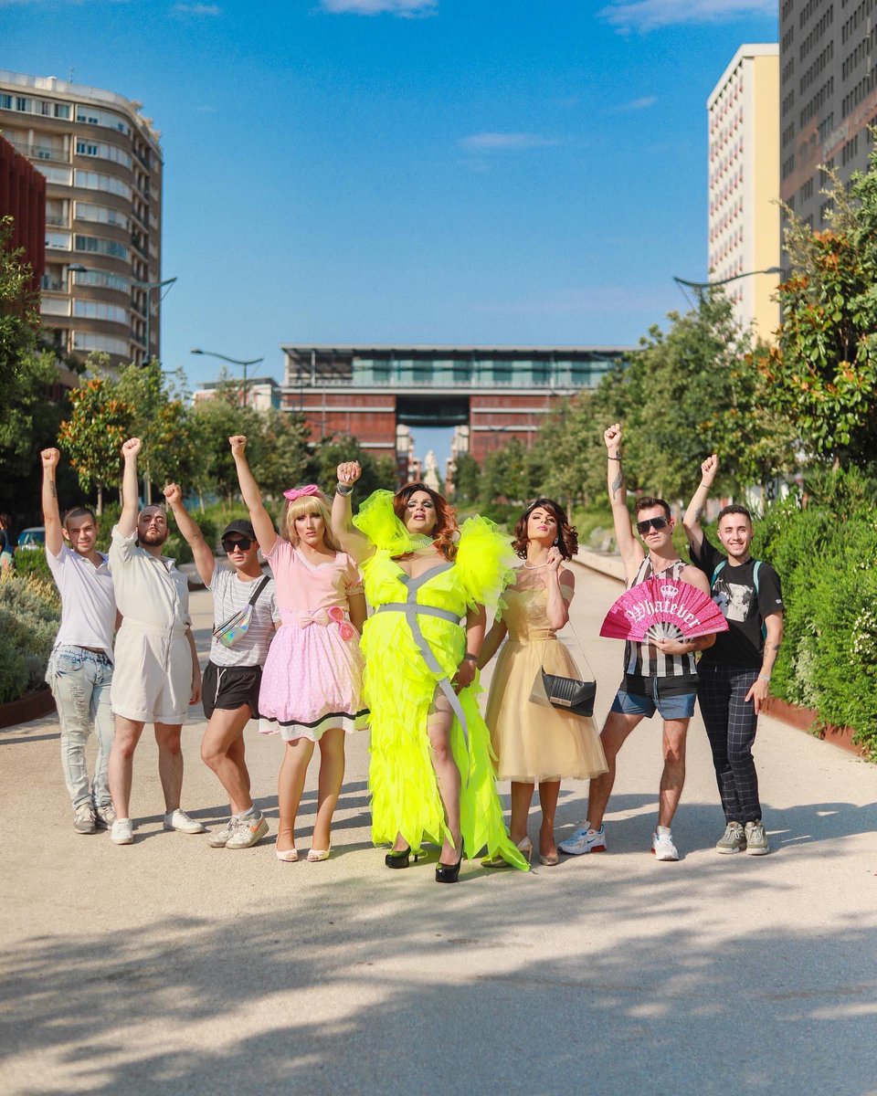 la_lova's tweet photo. Category is France cliché y a pas à dire on sait se faire entendre ! Une robe faite sur mesure,inspiration Gilet Jaune📸@GabinFueyo @DragRace_Fr 
#dragracefrance #giletjaune #macron #manifestation #wig #makup #dragqueen #dragracefrance #revendications  #karllagerferl #lovaladiva https://t.co/ErInGrords