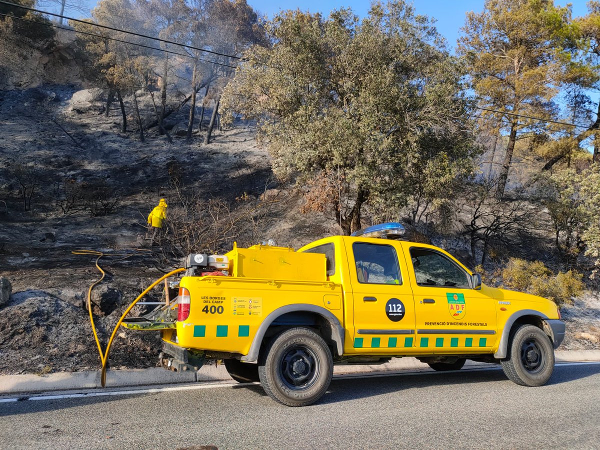 AdfCamp's tweet photo. Ahir vam participar en les tasques d'extinció al #IFAlforja, causat per una avaria d'un autobús i avui hem tornat per diversos punts calents. Vam treballar conjuntament amb @adflamorera089, @agentsruralscat  @bomberscat @mossos @semgencat i coordinats amb @sfadfcat. Gràcies! https://t.co/nZxIndpaJ7