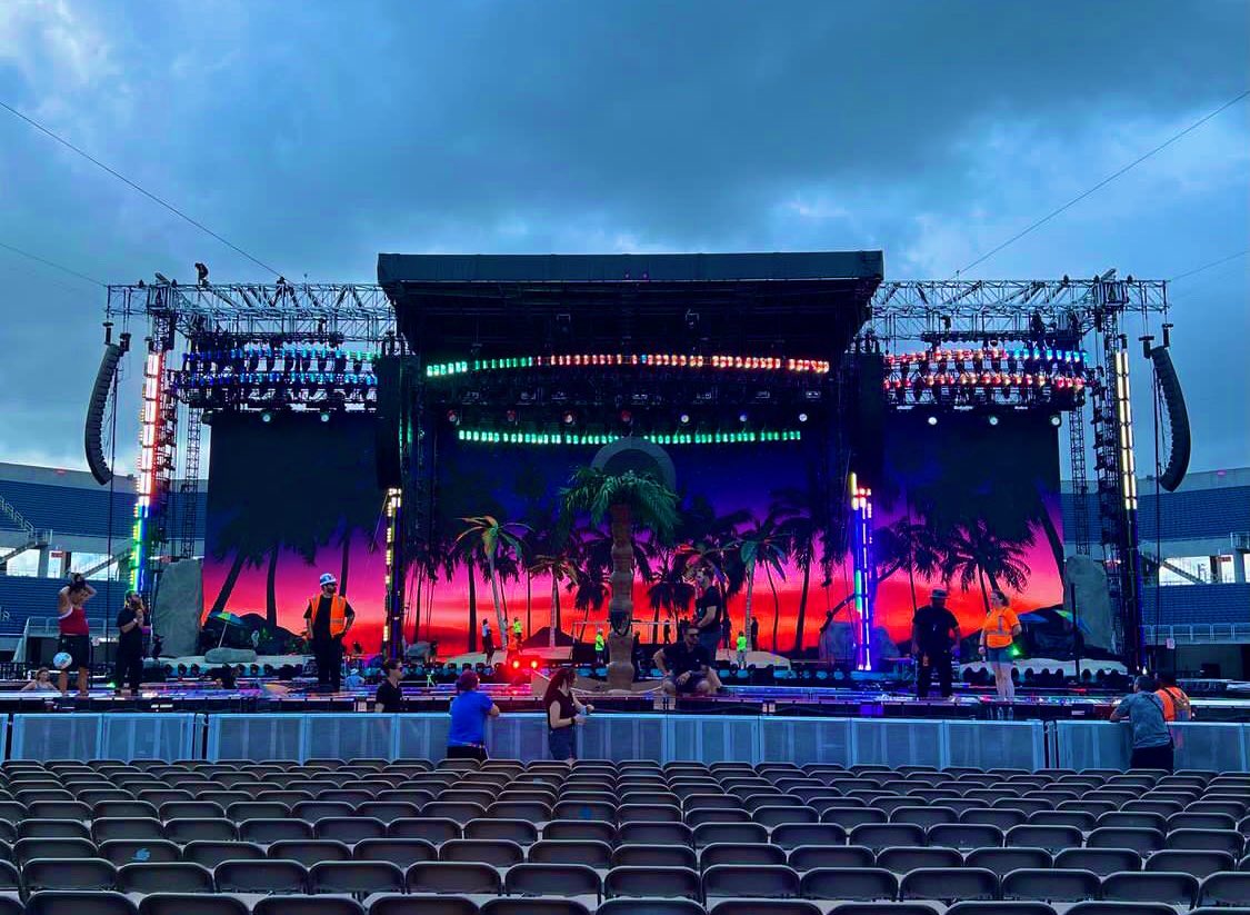 badbunnyontour's tweet photo. BIENVENIDOS AL WORLD’s HOTTEST TOUR ☀️❤️🏝 https://t.co/OP5EQXkJKA