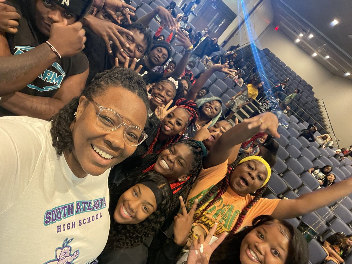 BuffordMEd's tweet image. I finally got to introduce myself as the AP for the Class of 2023! I'm so excited about the endless possibilities of this class. I feel blessed and count it a privilege to lead this group of seniors 💜💙 #JordanYear #ClassSelfie #HornetPRIDE