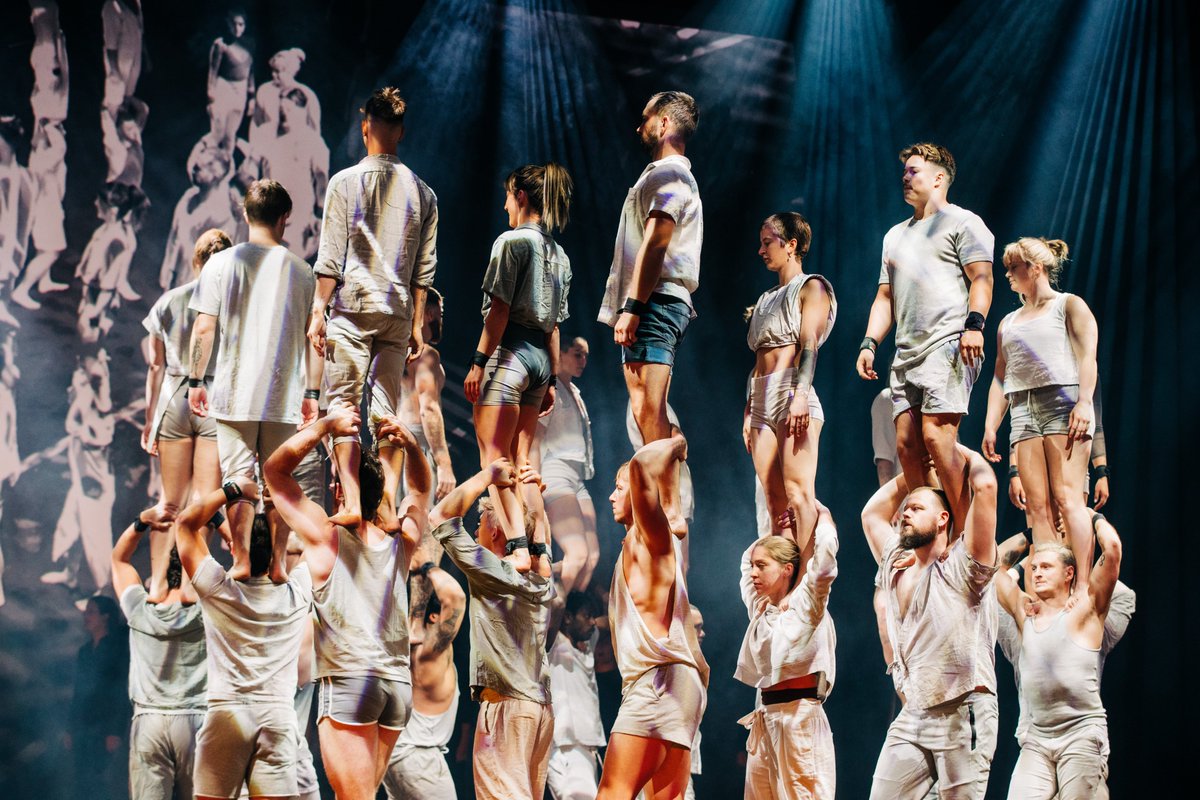 edintfest's tweet image. We're off to a flying start 💫

Thrilling from the stage to the @BTMurrayfield stands, MACRO was the perfect opening celebration for 75 years of the International Festival.