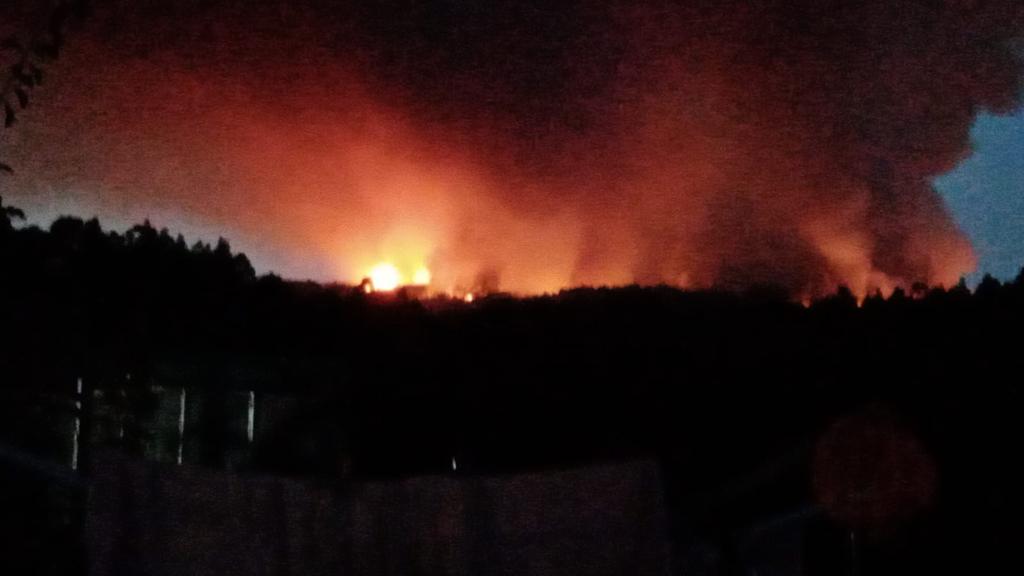 O incendio da Fracha visto dende o Sisto, A Canicouva. Parece ser que están pensando en desaloxar aos veciños do Vilar en Ponte Sampaio <a href="/OrgulloGalegoGz/">OrgulloGalego</a> <a href="/BrifLaza/">Diario de un Bombero</a> <a href="/Incendiosgalic1/">Incendios galicia</a>