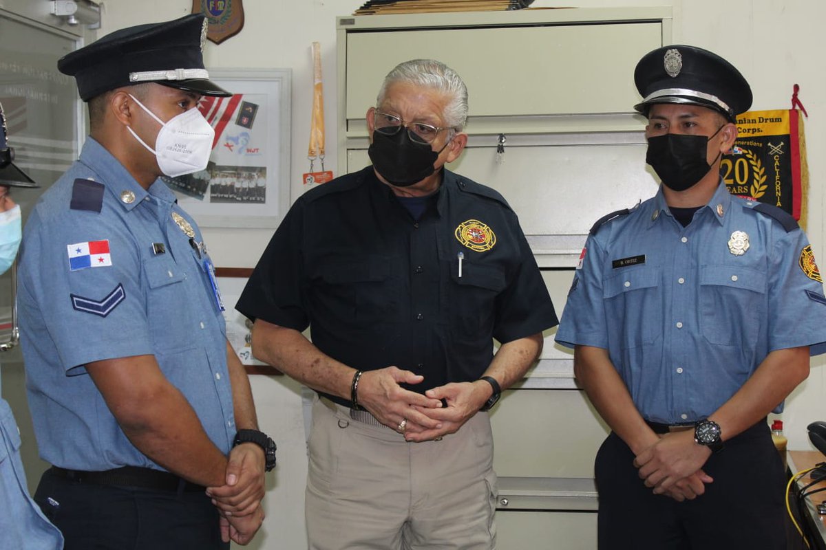 BCBRP's tweet photo. Los bomberos Liliana De León, Irving Guerra, Félix M. Cerrud, David Palacio y Richard Ortiz son los representantes de Panamá en los ejercicios CETAM SMOKE, que realiza la Fuerza de Tarea Bravo de EE.UU. en la base Soto Cano, Honduras, para capacitarlos en el control de incendios. https://t.co/1GBChpWOvf
