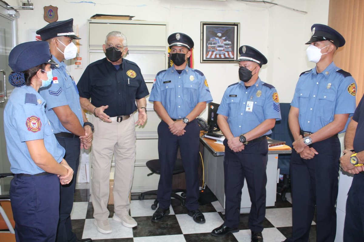 BCBRP's tweet photo. Los bomberos Liliana De León, Irving Guerra, Félix M. Cerrud, David Palacio y Richard Ortiz son los representantes de Panamá en los ejercicios CETAM SMOKE, que realiza la Fuerza de Tarea Bravo de EE.UU. en la base Soto Cano, Honduras, para capacitarlos en el control de incendios. https://t.co/1GBChpWOvf