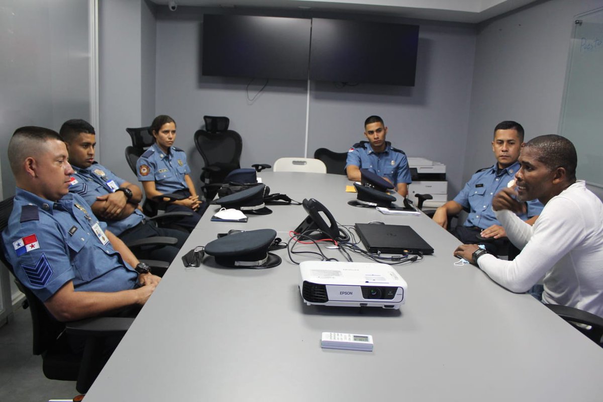 BCBRP's tweet photo. Los bomberos Liliana De León, Irving Guerra, Félix M. Cerrud, David Palacio y Richard Ortiz son los representantes de Panamá en los ejercicios CETAM SMOKE, que realiza la Fuerza de Tarea Bravo de EE.UU. en la base Soto Cano, Honduras, para capacitarlos en el control de incendios. https://t.co/1GBChpWOvf