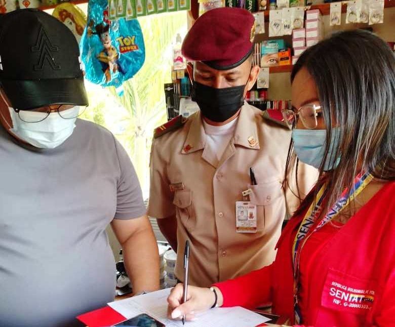 SENIAT_Oficial's tweet photo. Desplegados en el comercio del centro de #Trujillo, servidores de @SeniatUTrujillo constatan la correcta emisión de #Factura y el uso de la máquina fiscal conforme a las providencias 0071 y 0141.
#BanderaDePatriaLibre
#SENIATRecaudaciónVictoriosa https://t.co/VedCEWPuQS