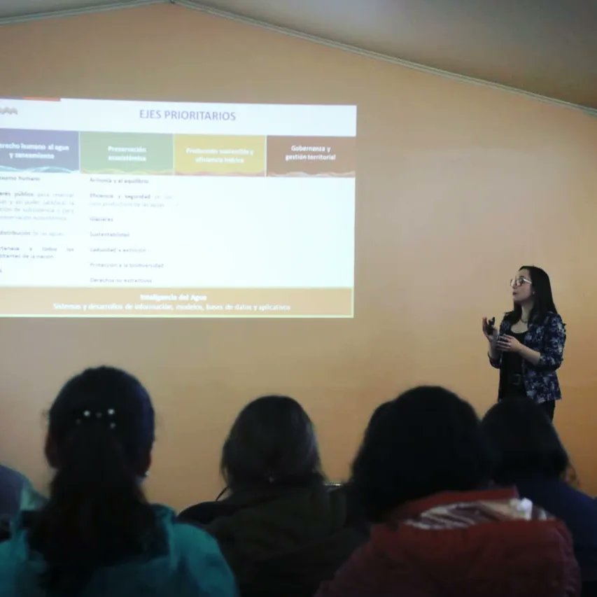 MopMagallanes12's tweet photo. Directora Regional de Aguas MOP, Lorena Olivares y Equipo, dictan una nueva Charla Magistral, para usuarios y usuarias @INDAP_Chile , respecto a las modificaciones que trae consigo la reforma al #codigodeaguas , ley 21.435. #mopbuenvecino #agricultores https://t.co/gJtsiBvjul