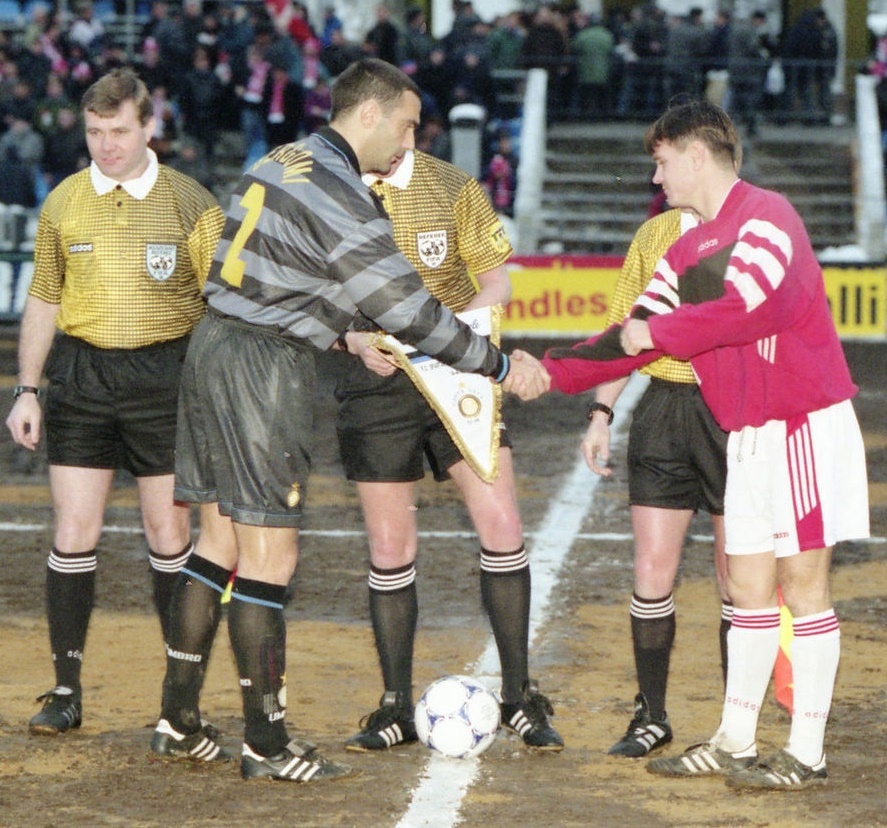 RarityFootball's tweet photo. Джузеппе Бергоми ("Интер") и Дмитрий Аленичев ("Спартак"). 1998 год. https://t.co/9qc6ARjHsP