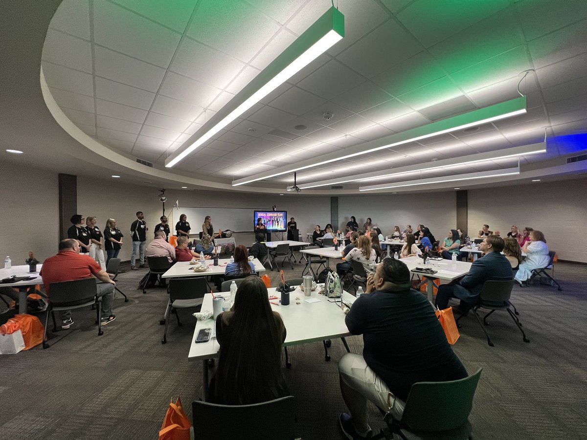 KatieLC13's tweet photo. WELCOME TO @salyardsms !!! 🐯🧡What a great group of new staff we had on campus today!! We are SO excited for the 2022-2023 school year and for our new Bengal family members! #ThisIsTheWay #WeAreSalyards https://t.co/xjGgj4rS0H