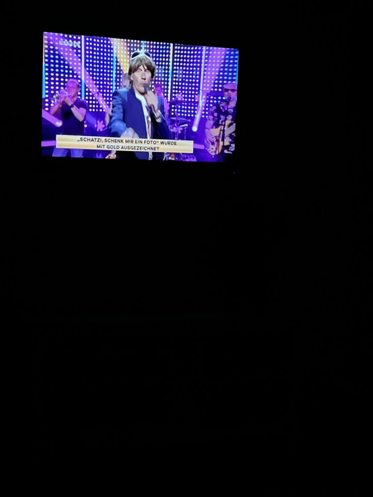 mirimehr's tweet photo. Schatzi, schenk mir ein Foto 😁😁😁 schalkt ihr auf der Arbeit gerade durch die Gruppe #chartshow #rtlchartshow https://t.co/XW5Fa0fgul