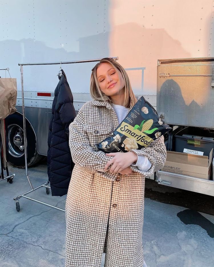 sxthty's tweet photo. happy bday @olivia_holt ❤️ i love u, enjoy ur day! https://t.co/oSxIkUnlSw