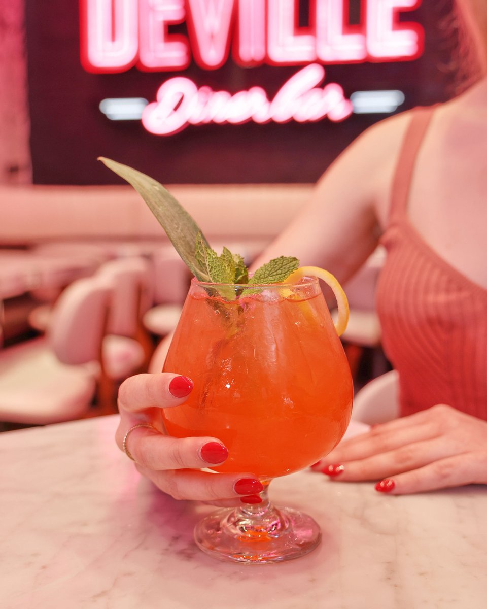DevilleDinerbar's tweet photo. T-1 Month left of summer! 🌅 #DevilleDinerbar https://t.co/3HEcfgsowS