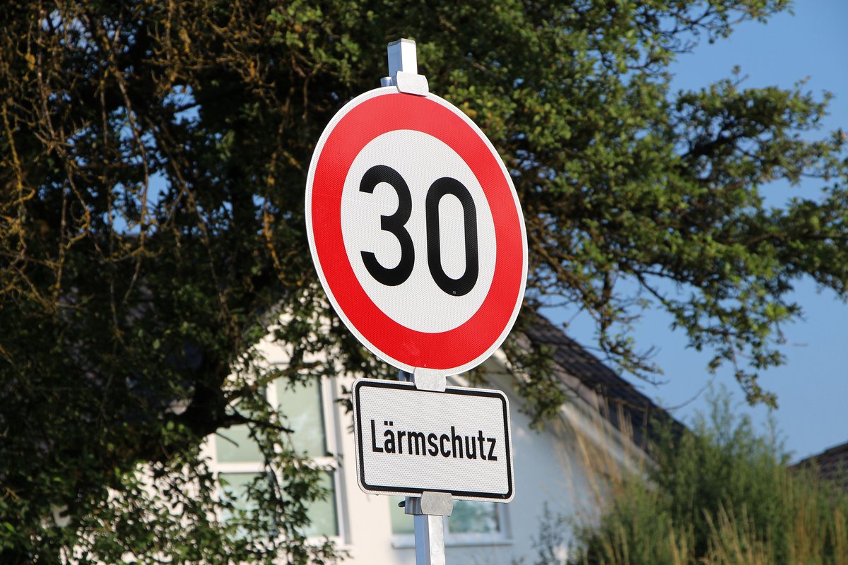 AlbtraumB8's tweet photo. Kleines Wunder in #Ochenbruck - #Tempo30 auf der #B8 durch #Ochenbruck kommt endlich! Die Hartnäckigkeit der #BIB8 zahlt sich nach 5 #Jahren endlich aus. Doch es geht weiter im Artikel mehr dazu ->

https://t.co/cvqXjXC05A https://t.co/1eJ2sSspxc