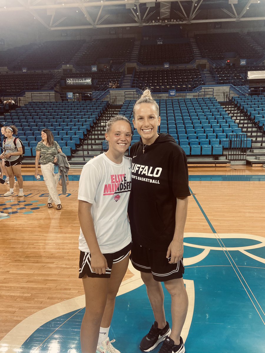 annahamilton01's tweet photo. After an incredible camp, I am extremely grateful to say that I have received an offer from @UBwomenshoops to play at the next level! Thank you @beckyburke11 &amp; @UBCoachFoust for this opportunity!! Can’t wait to get back on campus🔵⚪️ @_Lady_Cougars_ @JasonLitz https://t.co/OIX8CLI3g4