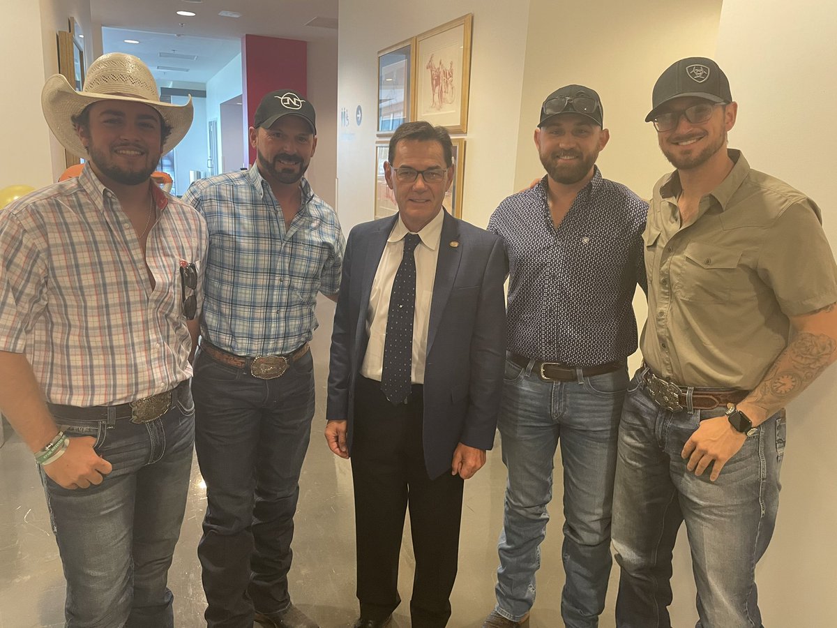 USTrotting's tweet photo. The @TratterHouse guys have met the G.O.A.T. John Campbell tonight at @TheMeadowlands. They race after race 4 in the #trattertonian. https://t.co/nzCGXbvCQb