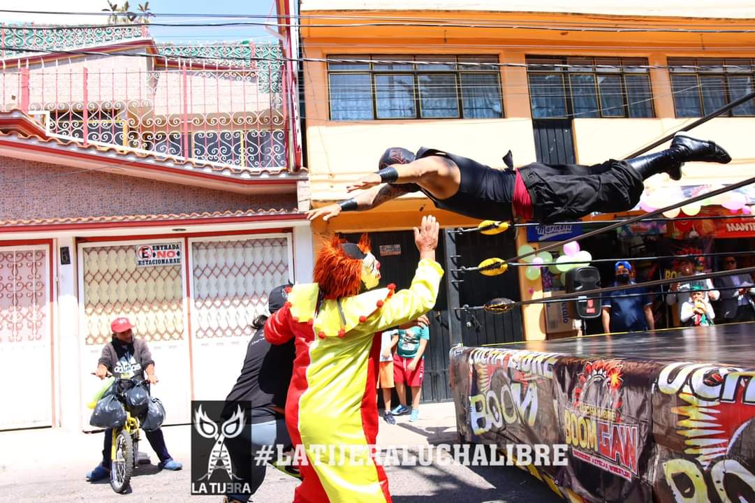 LaTijeraLucha's tweet photo. Arranca las acciones en el festejo primer aniversario de la tienda #AbarrotesBoomGAW, con un triangular de joven talento, triunfo de #ComandoExtremo sobre #AztecWolf y #KillerClown en #LuchaLibreBoom y #GuerrerosAztecasWrestling en Tlalnepantla, Edo de México.
#latijeraluchalibre https://t.co/0fzNjUSTfL
