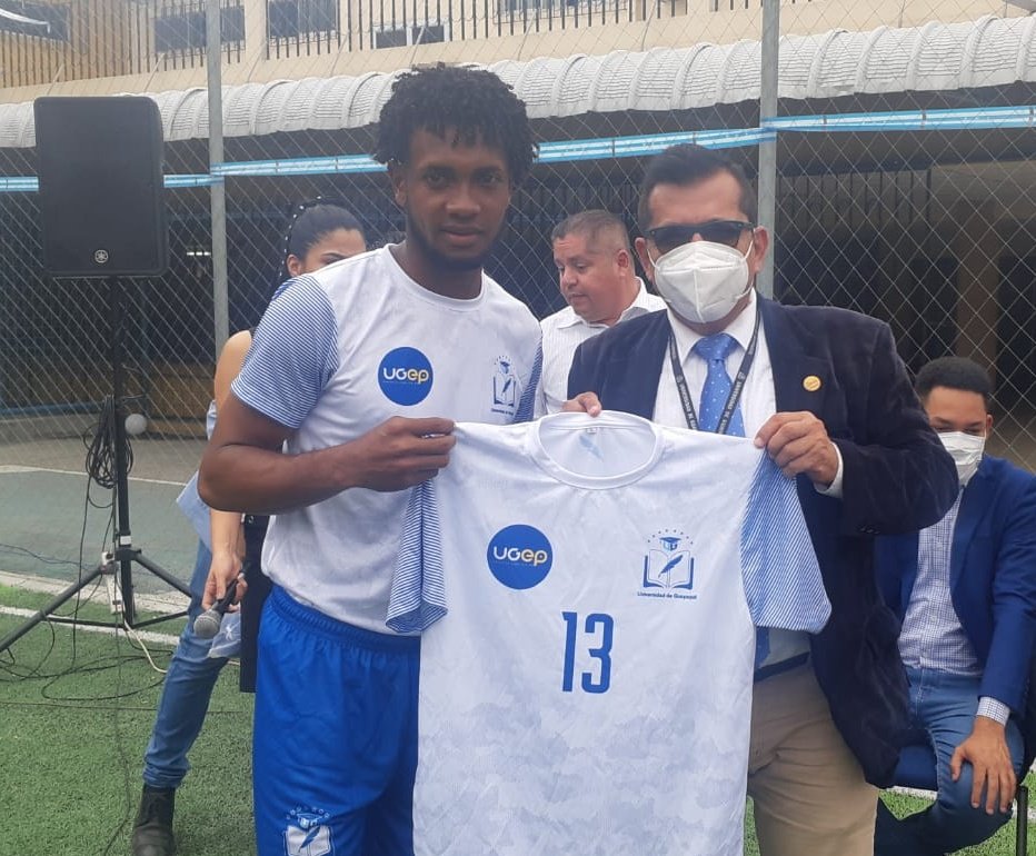 UgFeder's tweet photo. Nuestro decano, el ab. Melvin Zavala, estuvo presente junto al jugador profesional de @BarcelonaSC, Erick Castillo, en la presentación del nuevo uniforme y jugadores de la selección de la @UdeGuayaquil. https://t.co/Zlg1a3RVu6