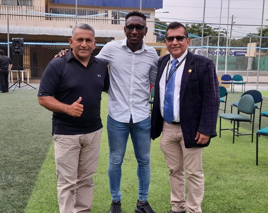 UgFeder's tweet photo. Nuestro decano, el ab. Melvin Zavala, estuvo presente junto al jugador profesional de @BarcelonaSC, Erick Castillo, en la presentación del nuevo uniforme y jugadores de la selección de la @UdeGuayaquil. https://t.co/Zlg1a3RVu6