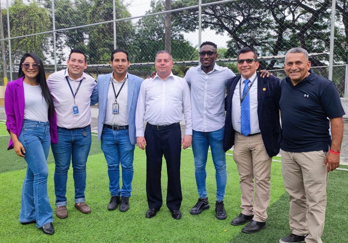 UgFeder's tweet photo. Nuestro decano, el ab. Melvin Zavala, estuvo presente junto al jugador profesional de @BarcelonaSC, Erick Castillo, en la presentación del nuevo uniforme y jugadores de la selección de la @UdeGuayaquil. https://t.co/Zlg1a3RVu6