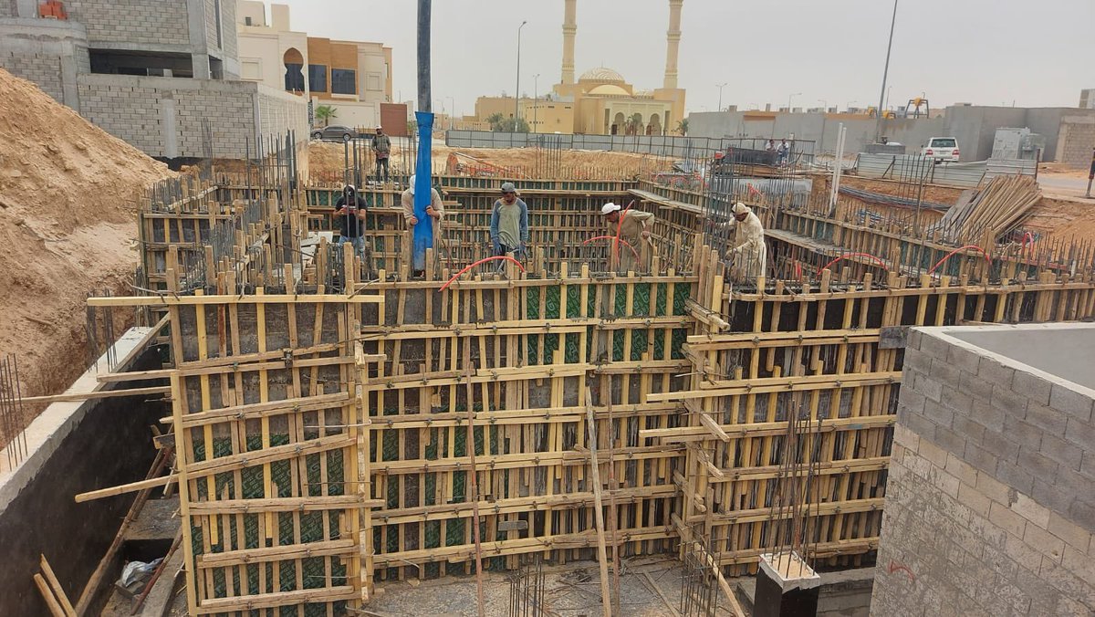 من ضمن أعمال قسم الإشراف الهندسي  بمكتبنا .. إستلام أعمال الحداده و النجاره و صب جدران القبو لفيلا بحي القيروان بتواجد  المهندس المشرف