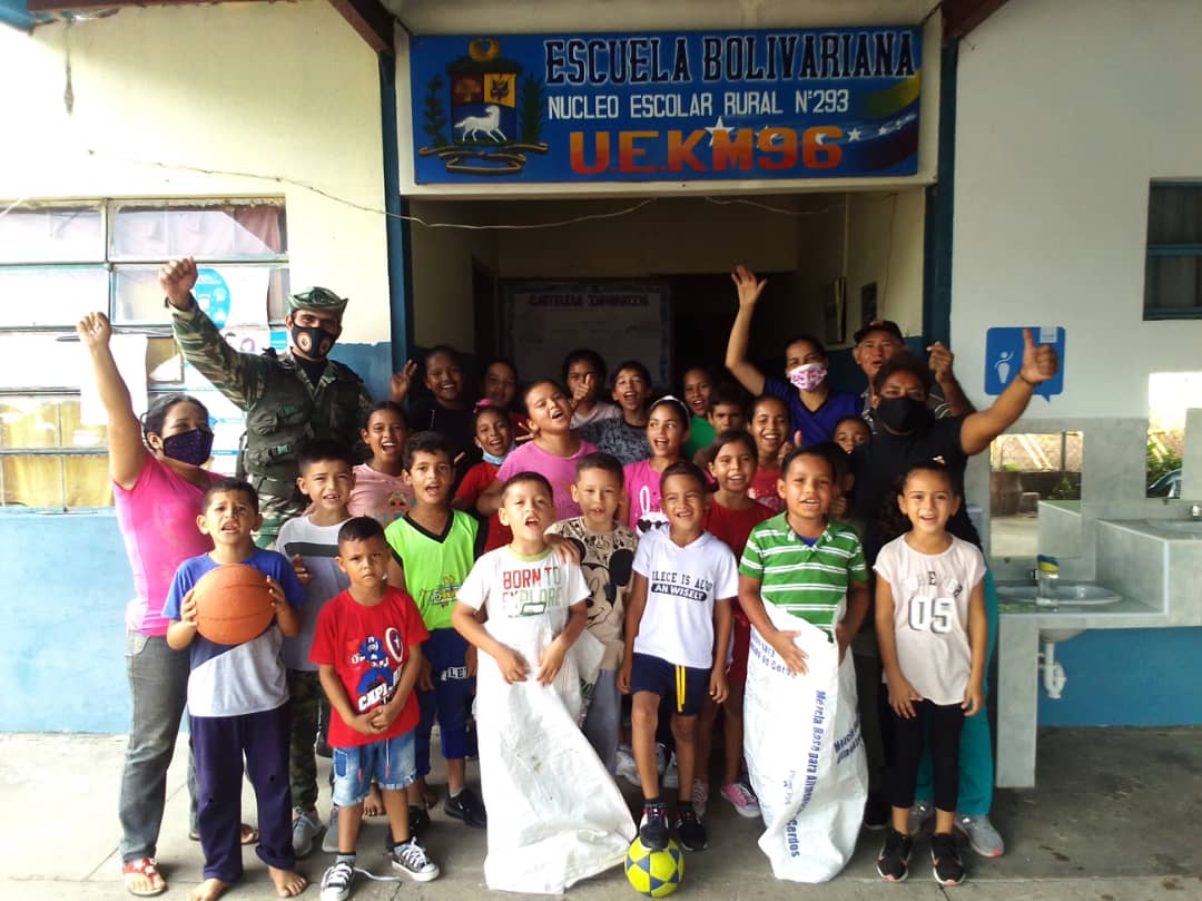 CNAEGARCIADEHEV's tweet photo. Cierre de Plan Vacacional Escuela Francisco Narvaez km96 Municipio García de Hevia #VenezuelaEsPaz @NicolasMaduro @FreddyBernal @Berzabethg1 @clifmgarciahevi @CnaeTachira @GMAS_TC03 https://t.co/GPWWBjHC7B
