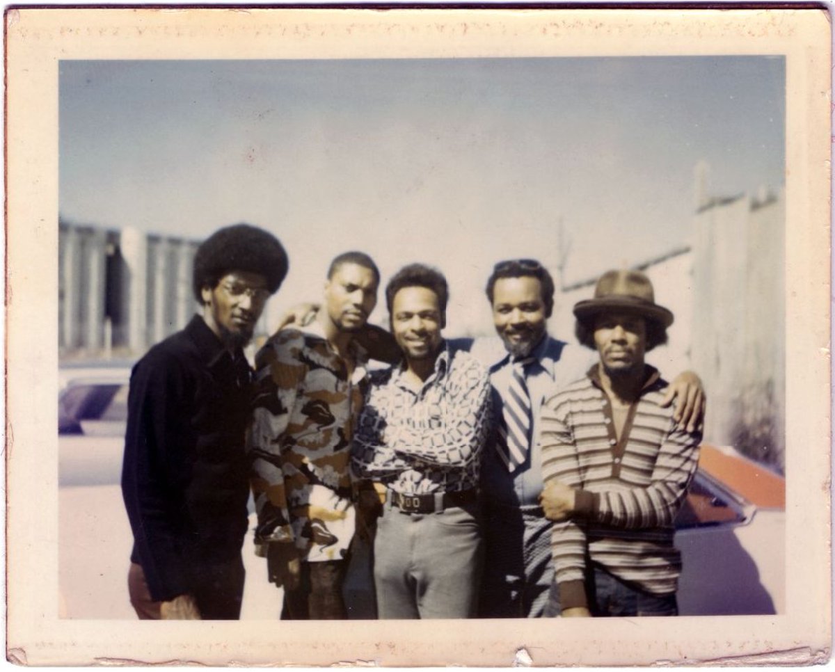 BayAreaArchives's tweet photo. Oscar, Aaron, Milton, Fred, and Chester. Hunters Point. San Francisco. 1971. #sanfranciscoarchives #sfpubliclibrary https://t.co/uuyEAS0sPA