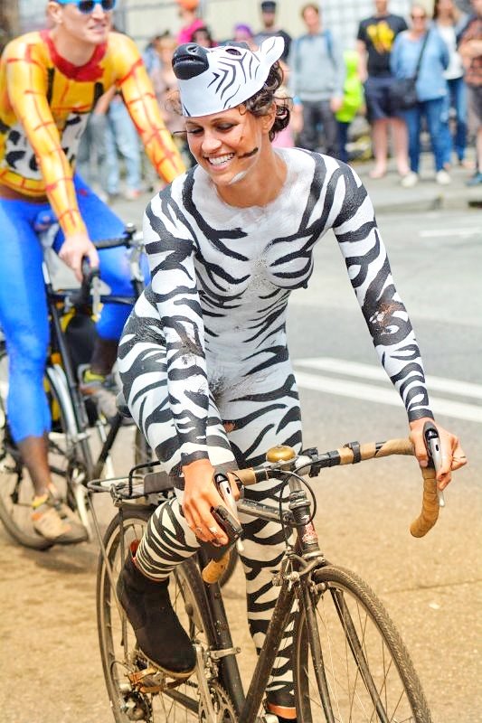 WorldBodypaint's tweet photo. Beautiful bodypaint courtesy of and thanks to @FarmallGuy23 
#bodypaint #bodyart https://t.co/NIuD24J0fF