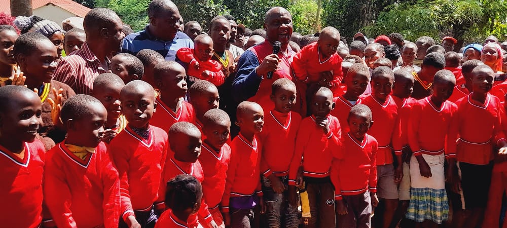 HodevanyMusic's tweet photo. Mrs Kanoti Donates School Sweaters to primary and secondary pupils in khwisero
#my super mp
#mr khwisero finest
#omundu wa vandu https://t.co/gswsfk2cW8