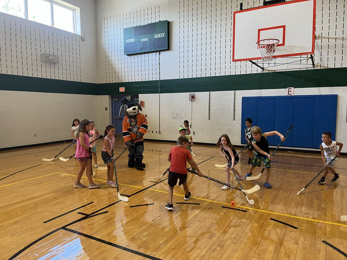 Our #TraxFit floor hockey program appeared at Grafton Rec this week!! We donated 50 🏒 and 4 🥅 too. Big shoutout to @FranklinSports and our @RailersHC Foundation for making this happen!! @ECHL