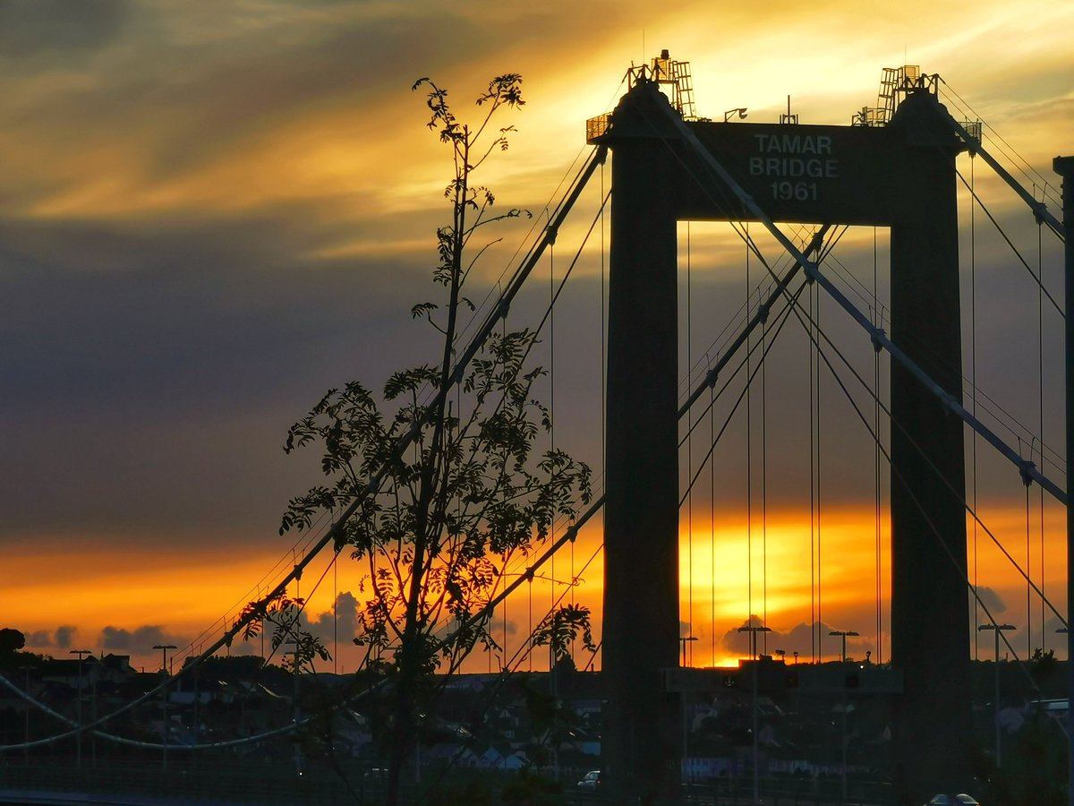 JackieGMs66's tweet photo. Goodnight #TamarBridge #brunelbridge #Plymouth #Saltash #sunset #Friday https://t.co/8NGLNWj2mA