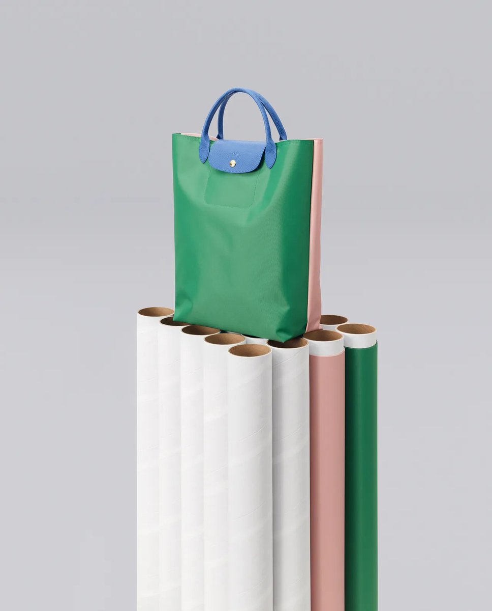 Longchamp da un paso adelante al presentar Le Pliage® Re-Play, una colección de tres estilos de bolsas de edición limitada: un tote bag, un bolso de hombro y una cangurera, hechos a partir de la tela sobrante de las colecciones anteriores.