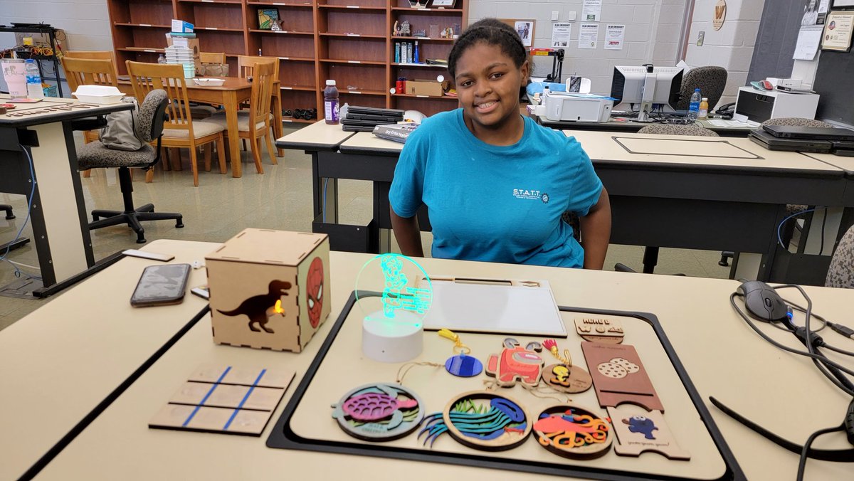 Gallo_wths's tweet photo. S.T.A.T.T laser vamp students got to bring home so many great projects. They learned materials that can be laser cut and designed their own crafts. So proud and grateful for the opportunity to share this passion of mine https://t.co/RB71CSdSvg