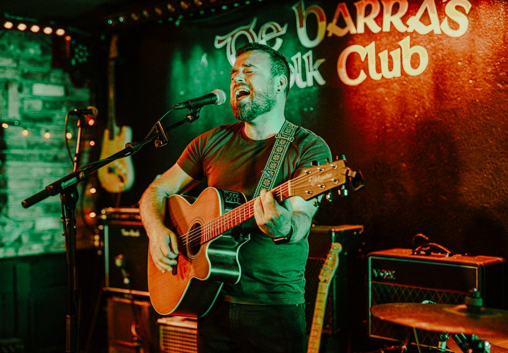 Take me back to @DeBarraFolkClub four weeks ago! Hard to beat the buzz of playing to a full house in your home town. Savage night. More gig announcements soon which I'm very excited about! 📸 @daisybrightt 
#eplaunch #newmusic #launchnight #livemusic  #newirishmusic #sayitloud