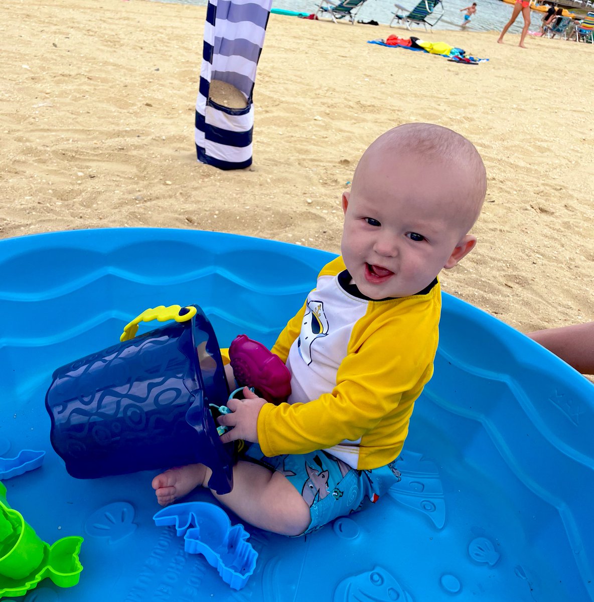 sjonas1225's tweet photo. a little bit of summer is what the whole year is about.. #magic Xo 💛 #beachgbabes 🖤 #carterj 💛 https://t.co/CYOKUzGWO6