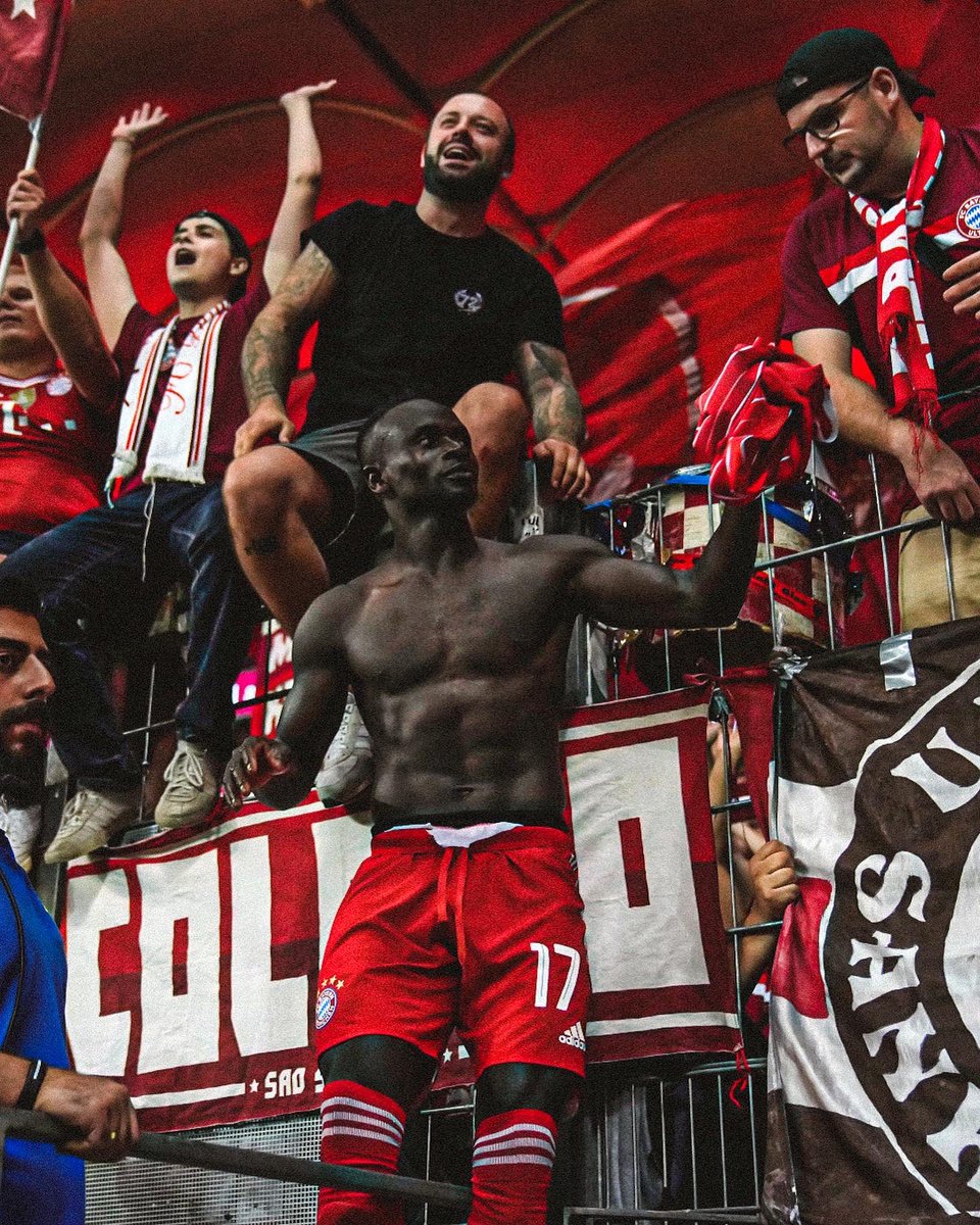 futbol_snaps's tweet photo. Score on Bundesliga Debut ⚽️✅
Win the Game 1-6 🔥✅
Celebrate with the Fans 📢 ✅
Give the Jersey ❤️✅

@SMane_Officiel  becoming a fan’s favourite in Munich. 🔴

#FCBayern #BayernMunich #sadiomane #Bundesliga https://t.co/ndQ8ypBbnO