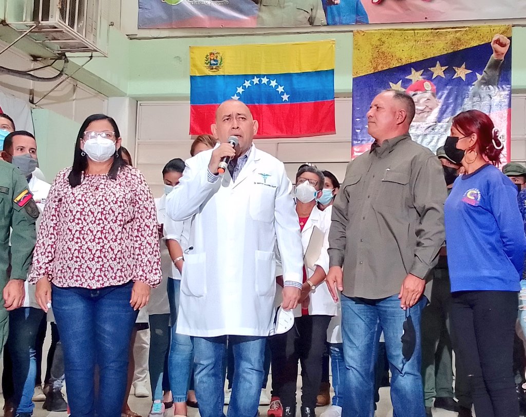ISP_Bolivar's tweet photo. "Vamos a seguir entregando medicamentos a los centros de salud de todo el estado". Expresó el Dr. @MRMaureraVen, Autoridad Única de Salud del estado Bolívar, a los galenos de guardia de este centro de asistencia médica. #VenezuelaEsPaz https://t.co/WXzIH4C0t4
