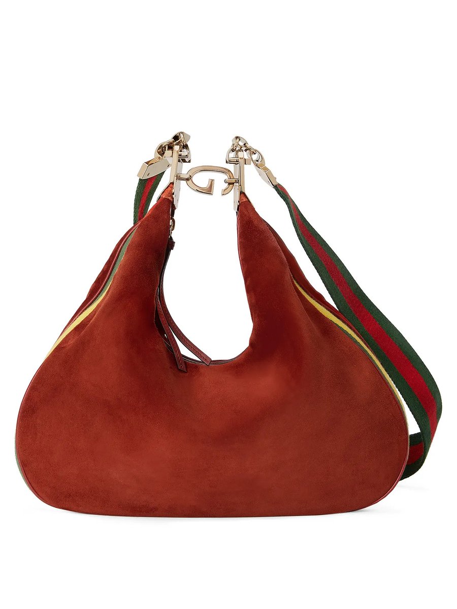 Gucci presenta un nuevo bolso suave en forma de media luna. Su gancho en forma de G, define la sofisticación y la practicidad, el nuevo diseño viene con dos opciones diferentes de correa, y se puede llevar como bolso de mano, de hombro o como bandolera.
