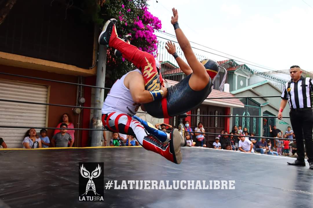 LaTijeraLucha's tweet photo. En la segunda lucha de la tarde en #AbarrotesBoomGAW el triunfo es para la dupla técnica de #ReyDelFuturo y #BlackDavis ante los experimentados #Dankar y #ElDivino, dejando un ambiente de fiesta celebrando el primer aniversario de la tienda de #LuchaLibreBoom... https://t.co/bRJYORUStX