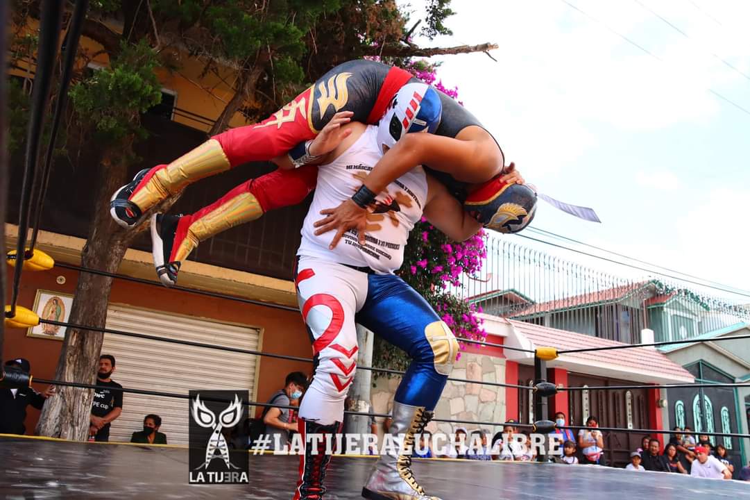 LaTijeraLucha's tweet photo. En la segunda lucha de la tarde en #AbarrotesBoomGAW el triunfo es para la dupla técnica de #ReyDelFuturo y #BlackDavis ante los experimentados #Dankar y #ElDivino, dejando un ambiente de fiesta celebrando el primer aniversario de la tienda de #LuchaLibreBoom... https://t.co/bRJYORUStX