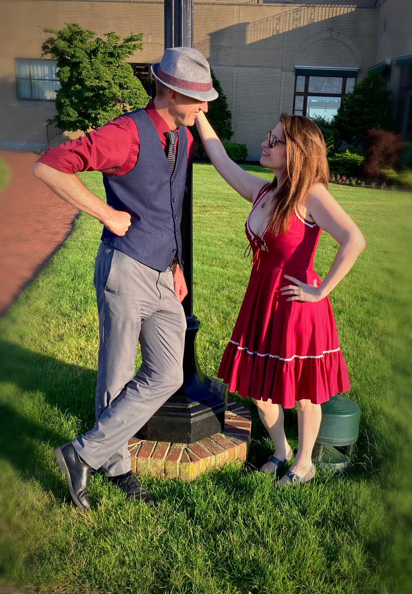 AustensThe's tweet photo. 🎶 I'm leaning on a lamppost at the corner of the street 🎶 https://t.co/HebIt6ahNz