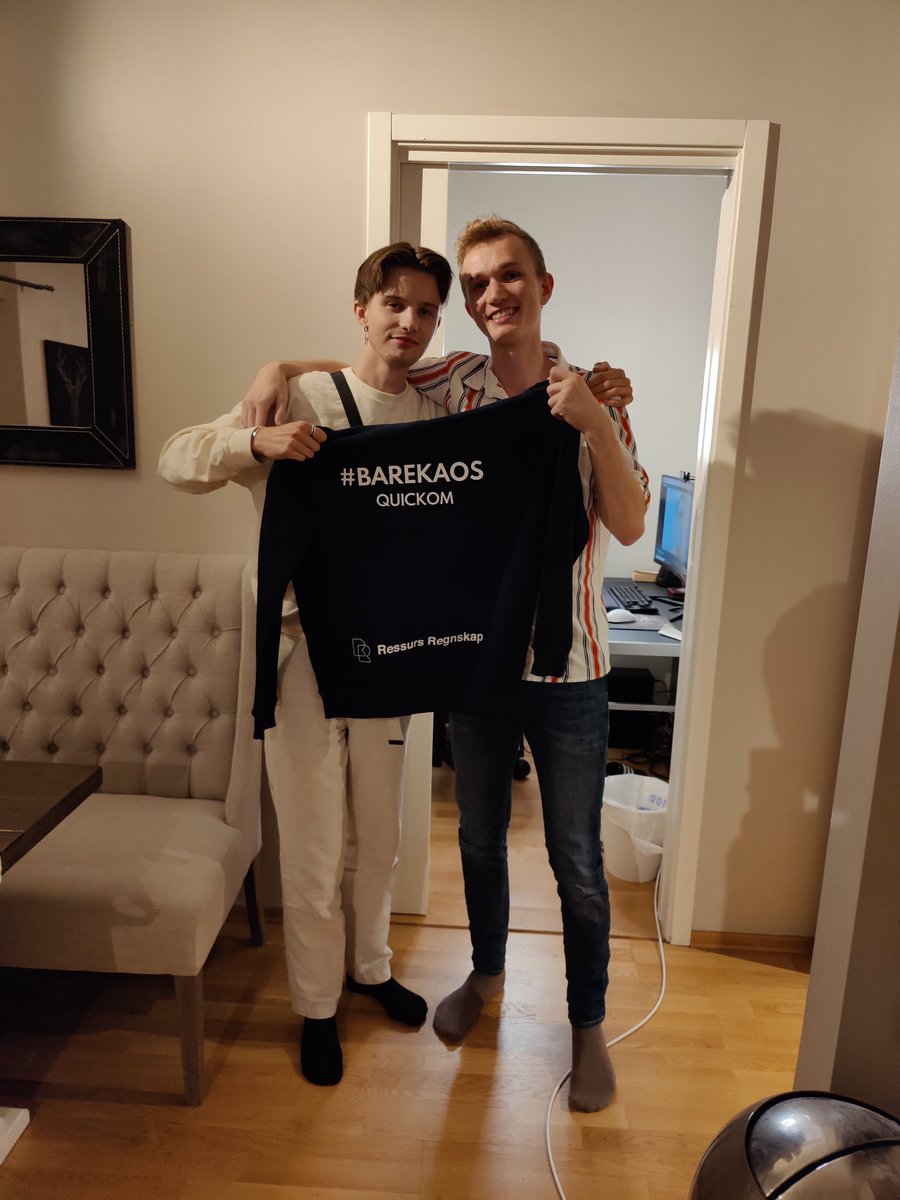 Hyggelig å kunne dele ut hettegenser til fansen. 💜 Hahaha <a href="/Quickom/">bendik</a>. 👍🏻✨