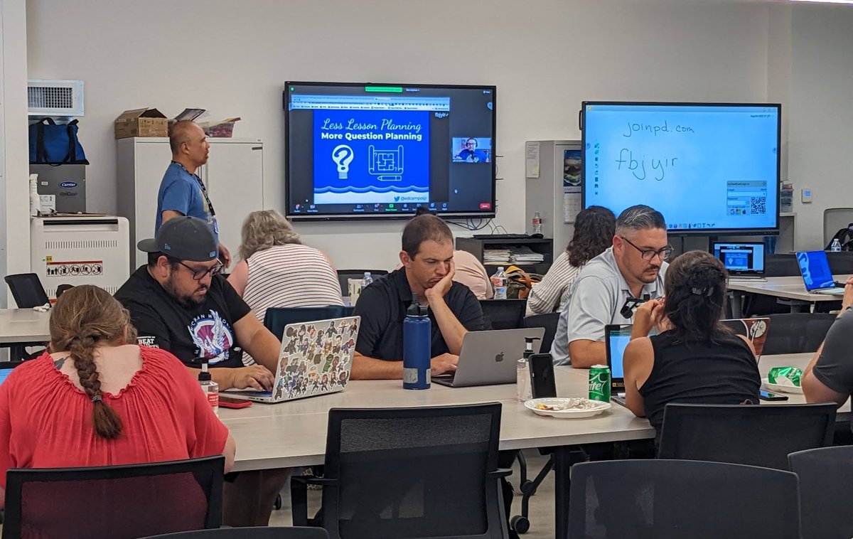 MrSorensen805's tweet photo. We did things right for @edcampOSjr session yesterday at #OxnardU. A little tacos and #EdCampOS to go along with his Less Lesson Planning, More Question Planning session. #WeAreOxnardUnion https://t.co/3D52BERqY2