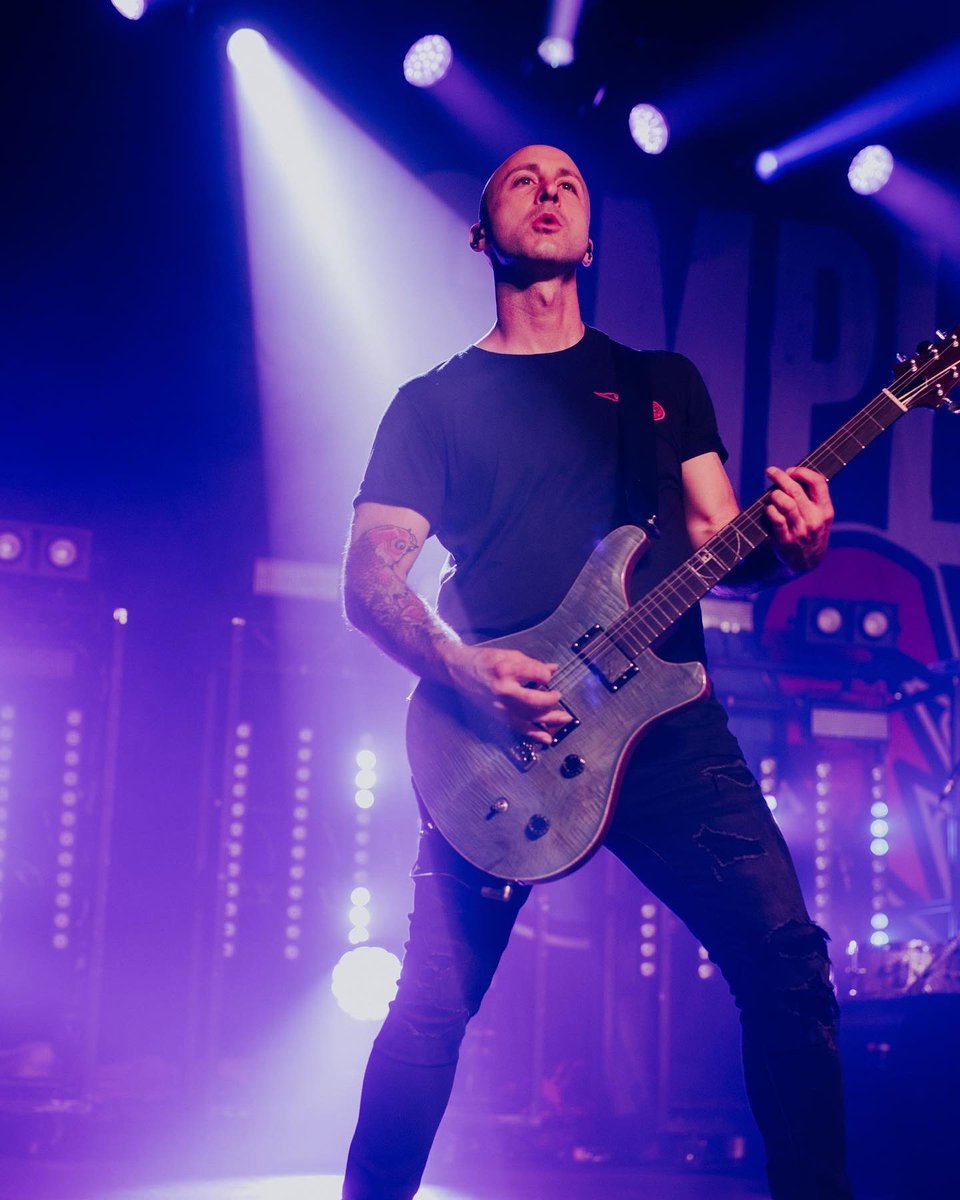 BaldacciGuitars's tweet photo. We give a lot of love to the country players on our page but our Bighorn series guitars aren’t so “simple”…
Here’s @jeffstinco of @simpleplan shredding some Pop-punk on his custom Bighorn Solidbody 🤘
📸- @annaleemedia 
🦬🎸 https://t.co/DPu5wApLbj