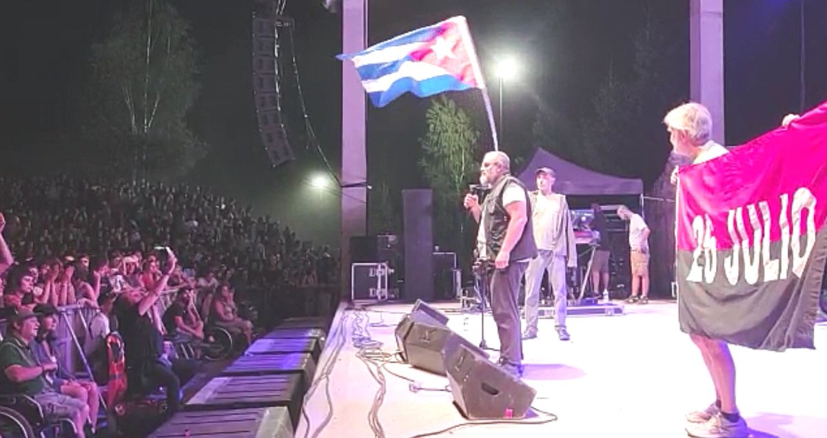 CollCUBA_VA's tweet photo. ℂ𝕌𝔹𝔸 𝕍𝔸 𝔸𝔻 𝔸𝕃𝕋𝔸 𝔽𝔼𝕃𝕀ℂ𝕀𝕋𝔸́!

Ancora una volta #CubaSocialista ha ricevuto sostegno e solidarietà da decine di migliaia di persone al Festival dell'Alta Felicità, in Val Susa.
#PatriaOMuerte    #notav     #SiempreEs26 https://t.co/HQ63EEgIQO