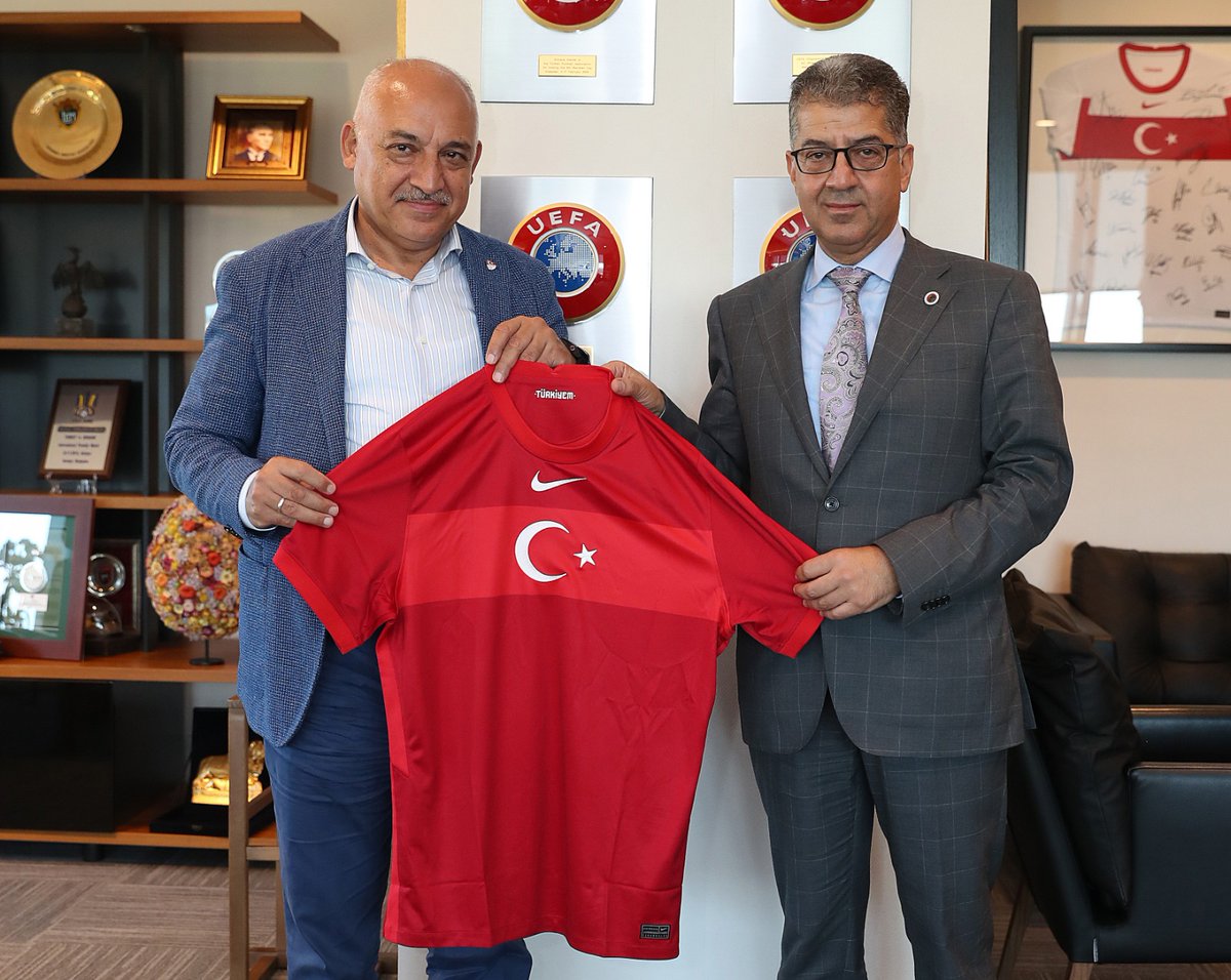 Başkanımız Talip Çankırı, Türkiye Futbol Federasyonu Başkanı Mehmet Büyükekşi'yi makamında ziyaret etti.
Link
⬇️
genclerbirligi.org.tr/baskanimiz-tal…