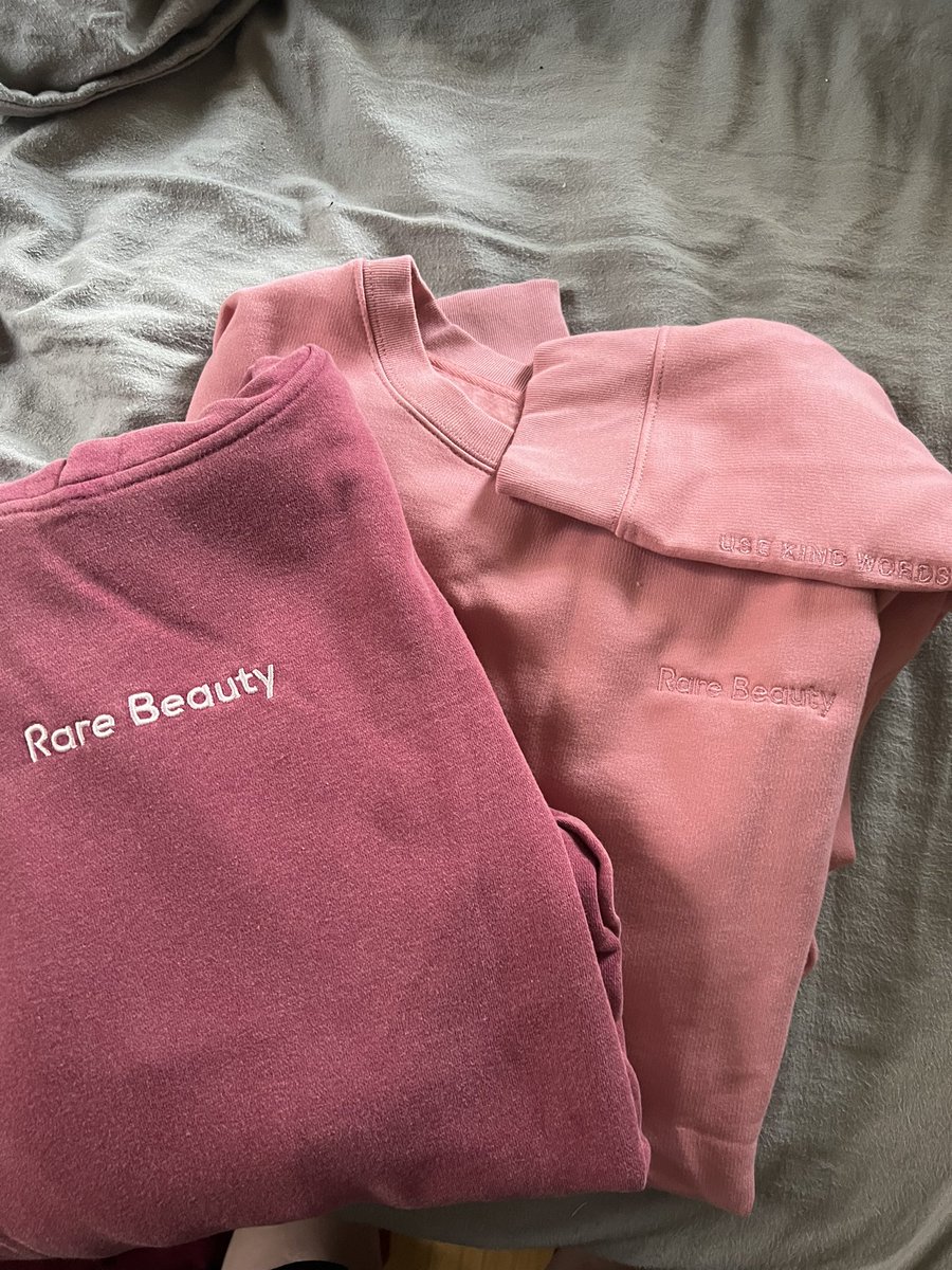 MBoswell93's tweet photo. Got my @rarebeauty crew and hoodie! Obsessed!! @selenagomez #UseKindWords https://t.co/Pvqcuwxb9p