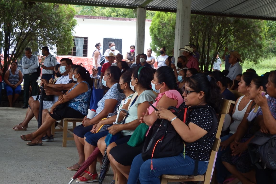 BernardaReyesH's tweet photo. Execelente tarde. ✨✨
Les cuento que hoy estuve en #LaPimienta, municipio de #Huehuetlán, para hablar con autoridades de las distintas comunidades y personal de la SCT. 🙋👇
El trabajo no se detiene y vamos a seguir dándole por nuestros pueblos indígenas. ✍️✍️ https://t.co/crbUF1AyF8